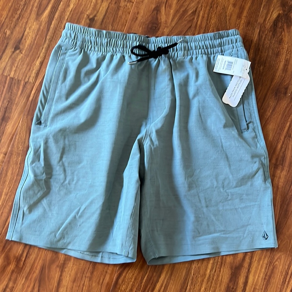Volcom Men’s size M Packasack lite 19 shorts